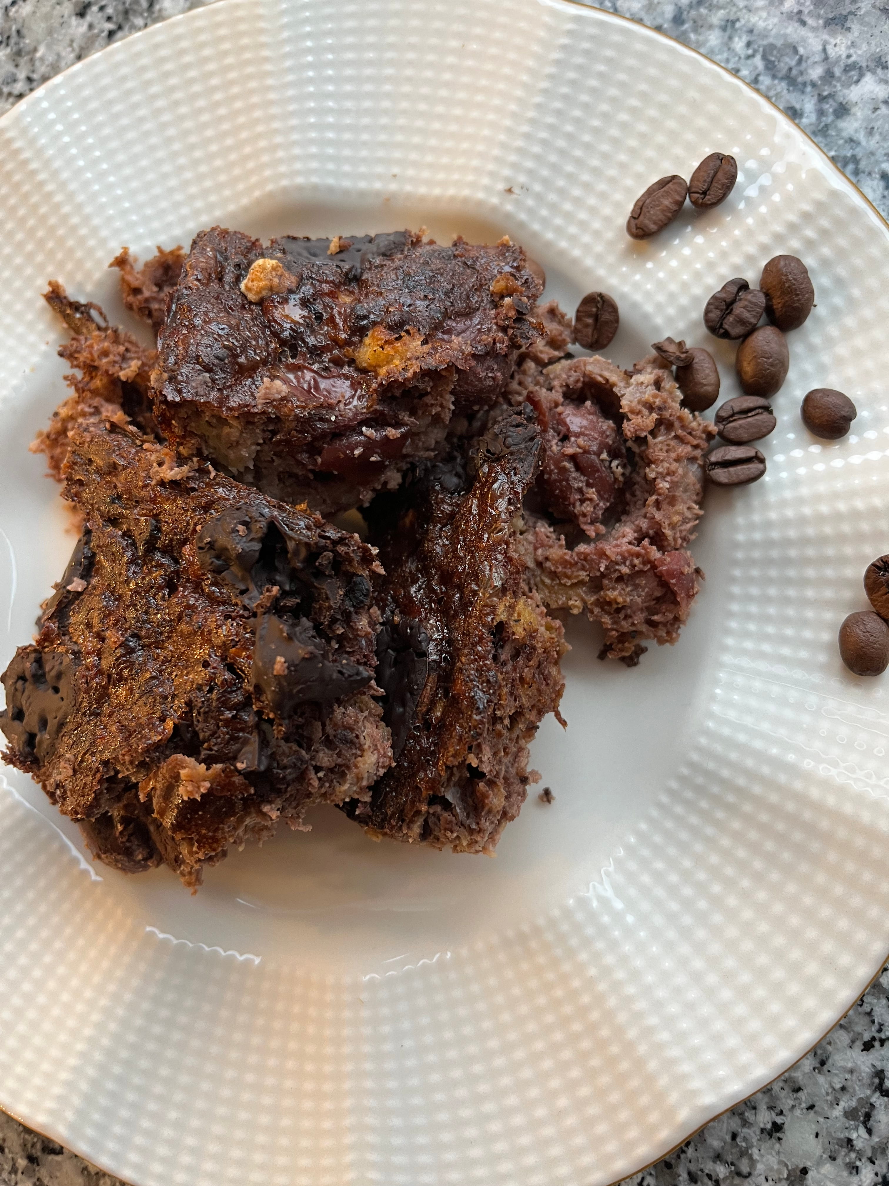 Bananen-Schoko-Kuchen mit Kirschen