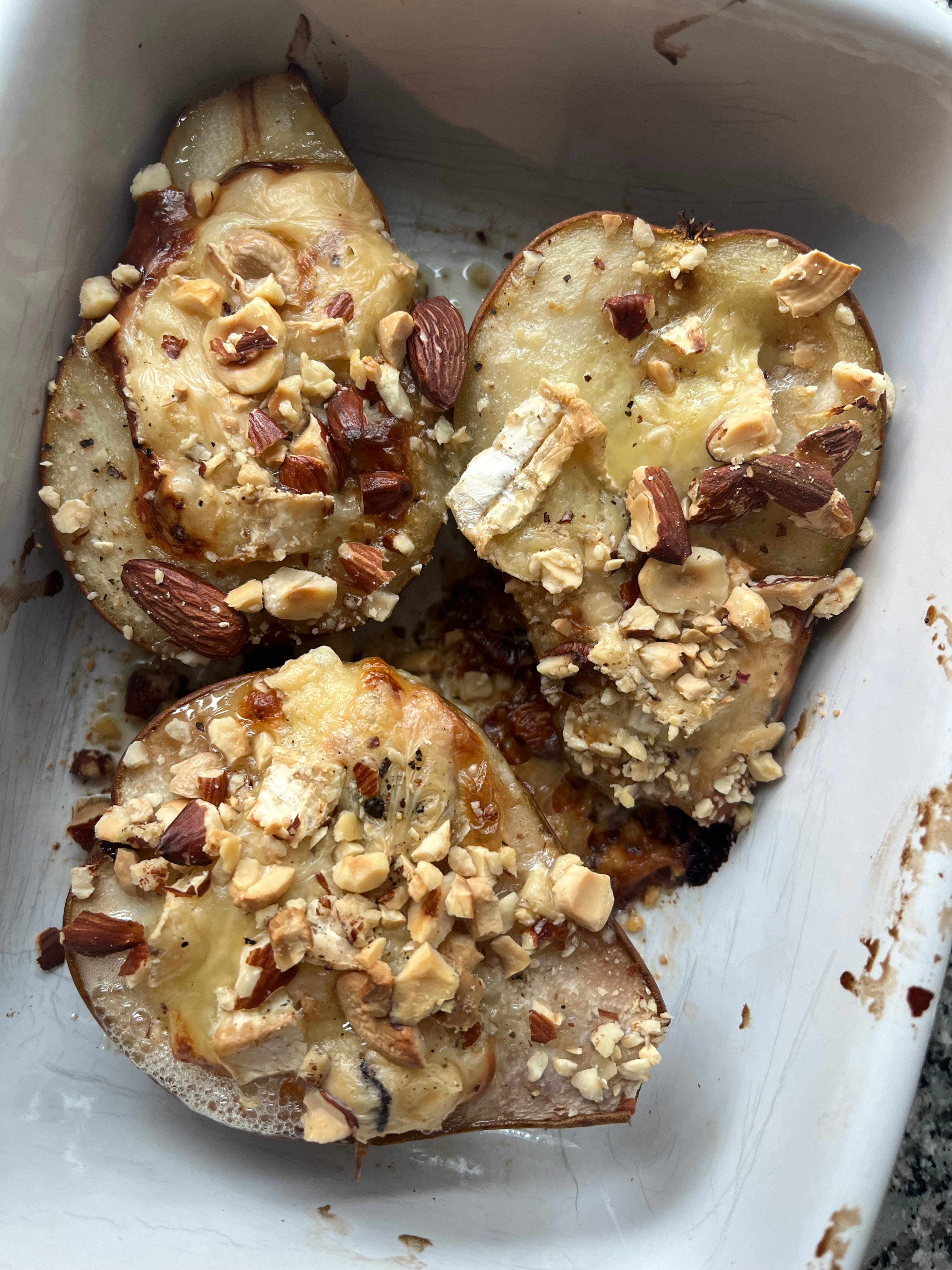 Gebackene Birnen mit Brie und Nüssen
